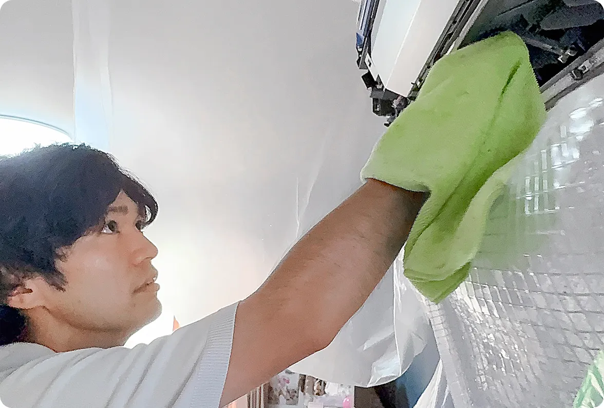 クリーニングをするスタッフ